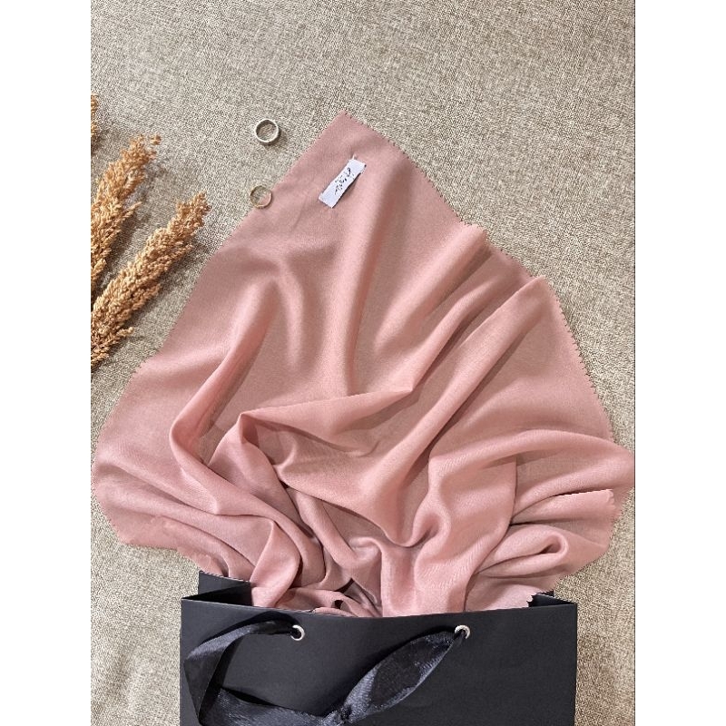 Hijab Segi Empat | Polos | Laser cut | Blush