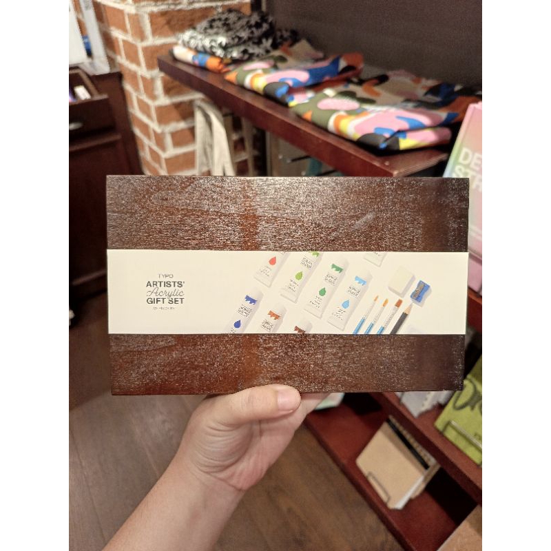 

Typo Artists Artist Acrylic Gift Set Paket Tempat Kayu Vintage Unik Cat Warna Pewarna Akrilik Original isi 12 Wooden Box