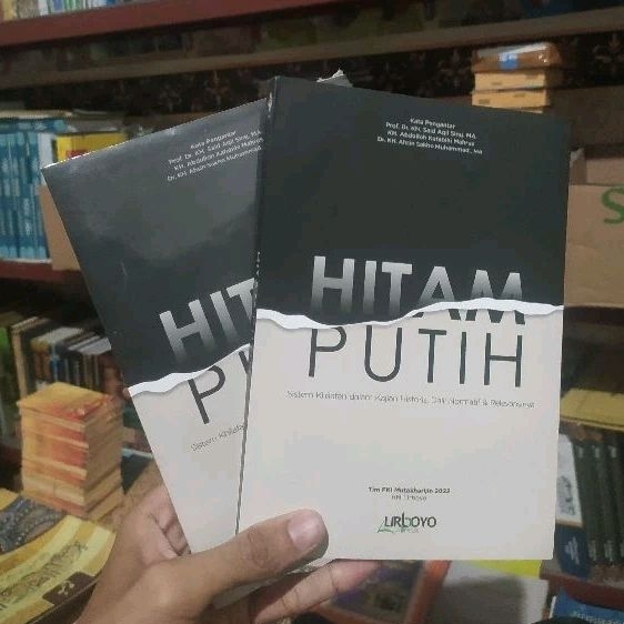 Buku hitam putih sistem khilafah dalam kajian historis dalil normatif dan relevansinya