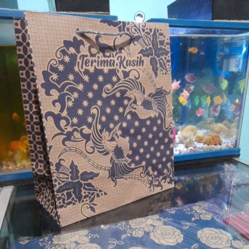 

paperbag batik merak 1 warna (20×10×25) isi 12 pc