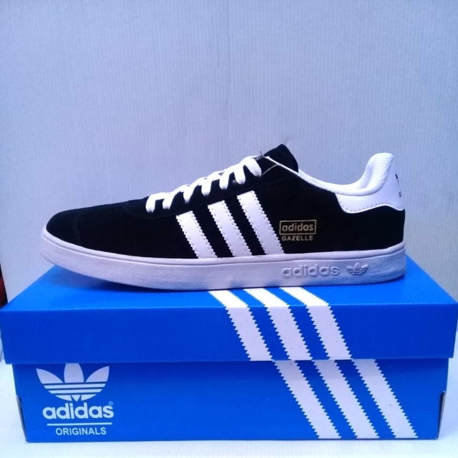adidas gazelle indoor / {𝘿𝙄𝙎𝙆𝙊𝙉 65%} Sepatu Sekolah Sneakers Adidas Gazelle OG Hitam Putih Pria Wani