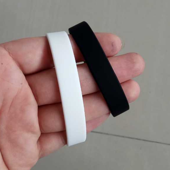 Gelang Tangan Pria Wanita Unisex Karet Hitam Putih Polos Couple Rubber Bracelet Kasual Keren Sport