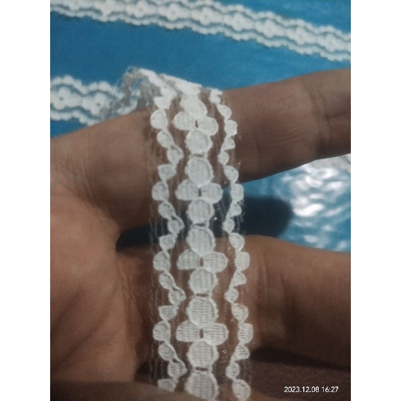 renda air kecil putih