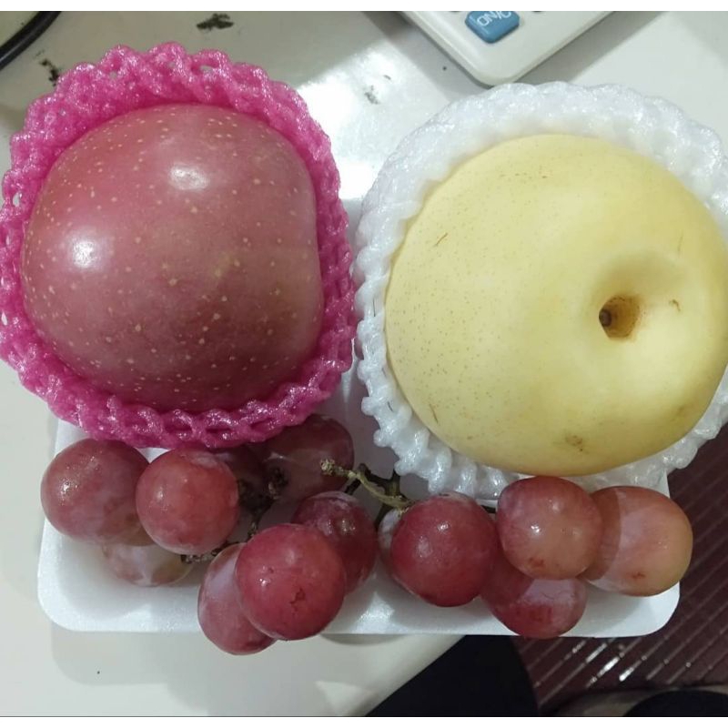 

Hamper Gift paket Buah Hemat - Anggur/Apel/Pir
