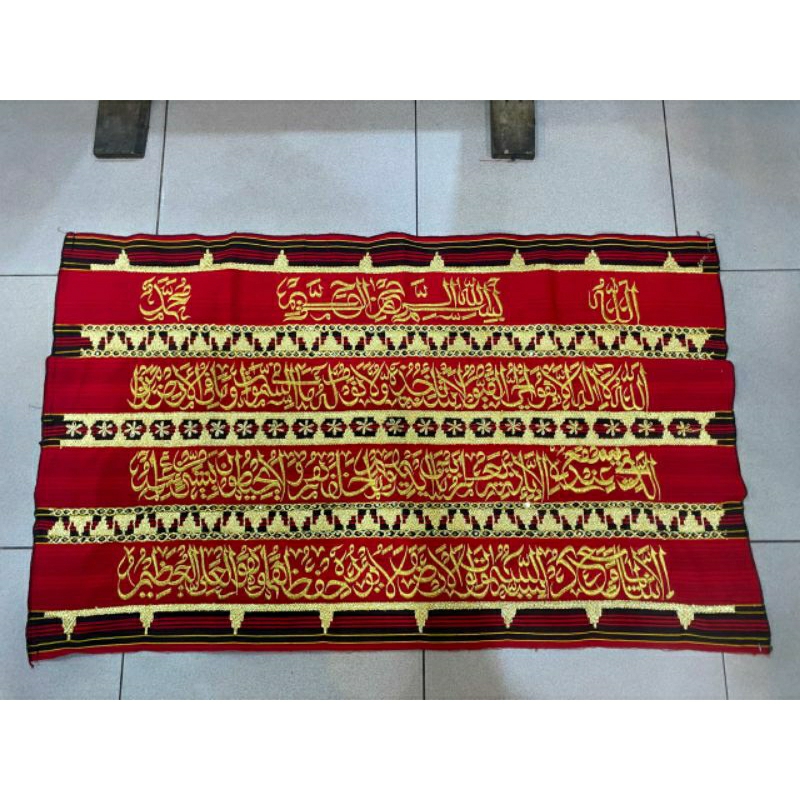 Kombinasi benang emas sulam tangan dan bordir hiasan dinding kaligrafi tapis lampung tenun merah