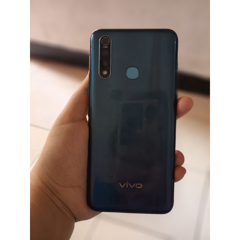 Vivo Z1 pro 4/64 second / hp second