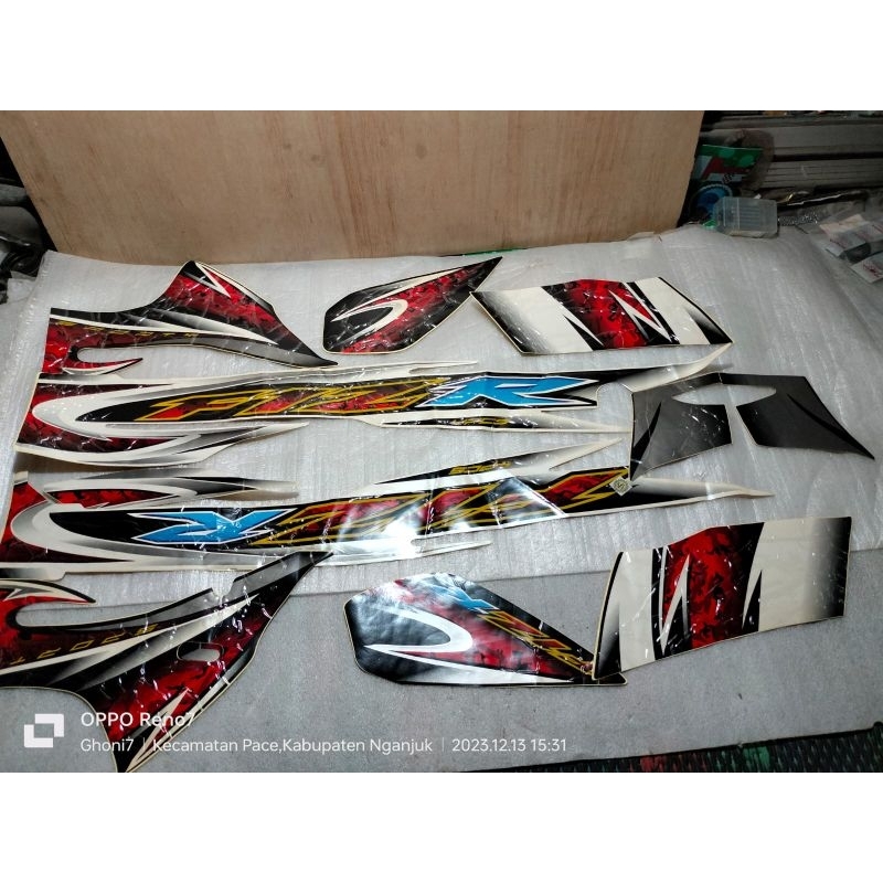 Striping stiker body kanan kiri full set Fiz R Fizr Tahun 2004 2005 warna hitam putih