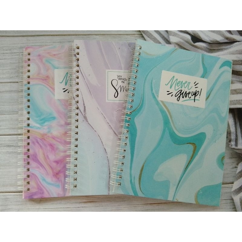 

NOTEBOOK A5 SPIRAL A5-815 MOTIF GRADASI ISI KERTAS 48 LEMBAR / SPIRAL BESI KERTAS BERGARIS