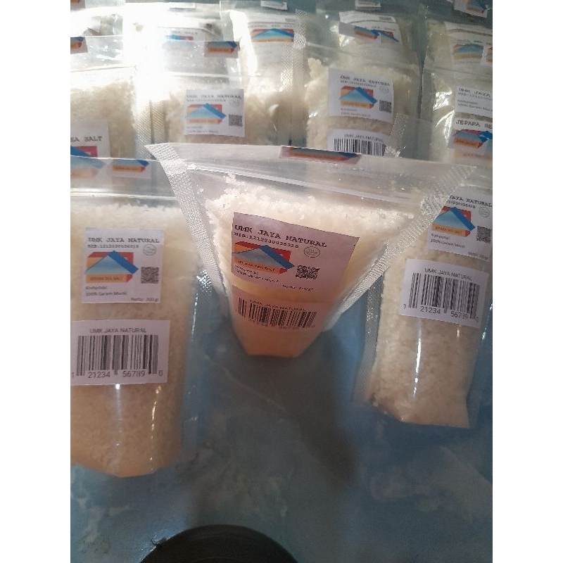 

Garam Laut/Garam Murni Tanpa Olahan (kimia)/Jepara Sea Salt. 1 lusin isi 12 bungkus x 200 gram.