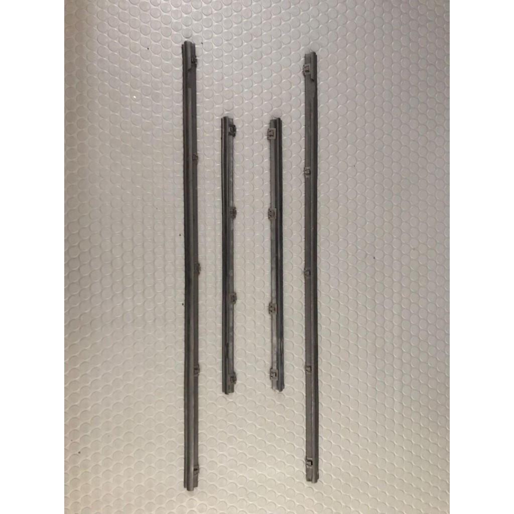 [Depan Kanan] Pelipit Kaca Pintu Dalam Kijang Kapsul