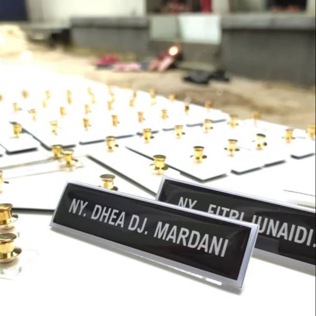 

Name Tag Papan Nama Dada Resin 2cm x 8cm tebal 2mm Paku Kancing Dandang PREMIUM