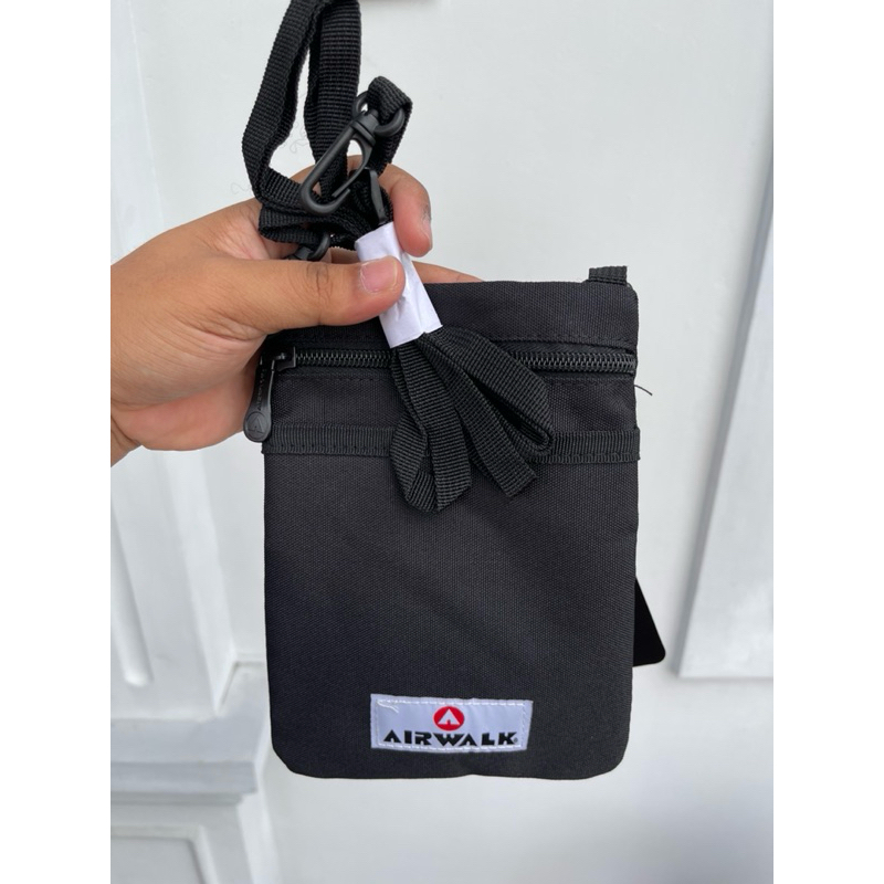 TAS AIRWALK WAIST BAG AIRWALK TATIA SLINGBACK AIWXWB23033B BLACK HITAM ORIGINAL