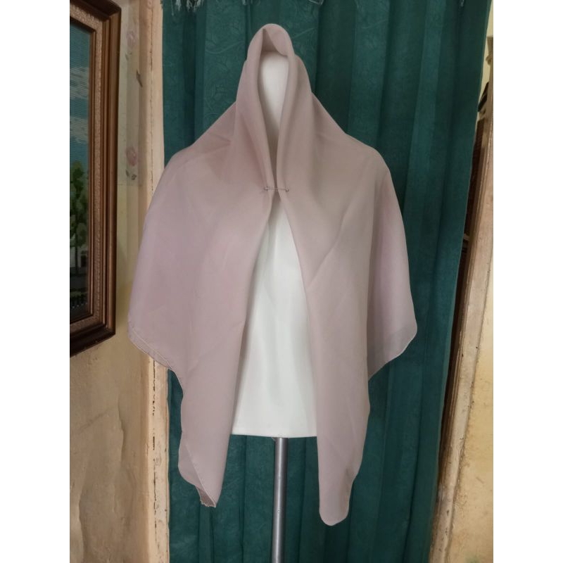 Hijab segi empat warna dusty purple ke cream