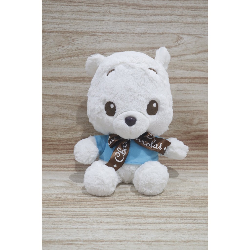 Boneka winnie the pooh albino baju biru pita coklat disney jepang