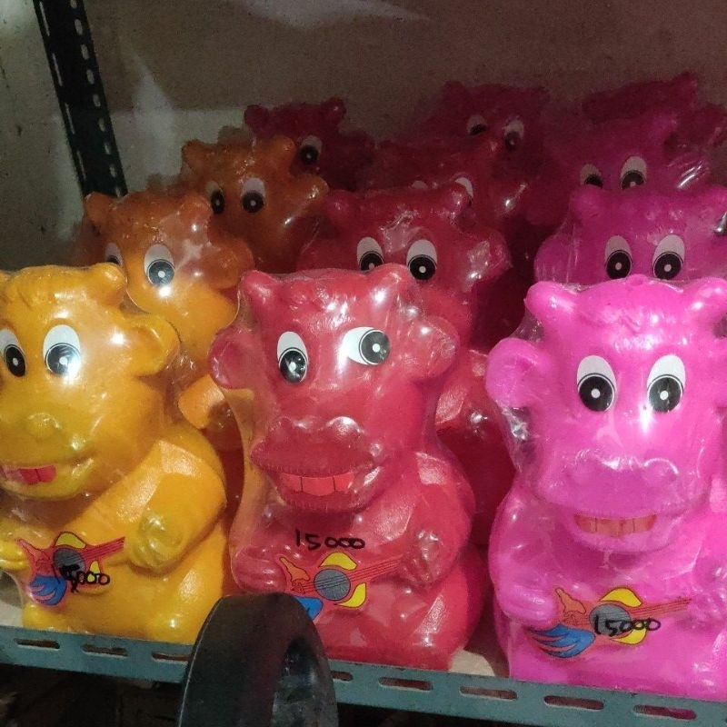 celengan plastik sapi main gitar