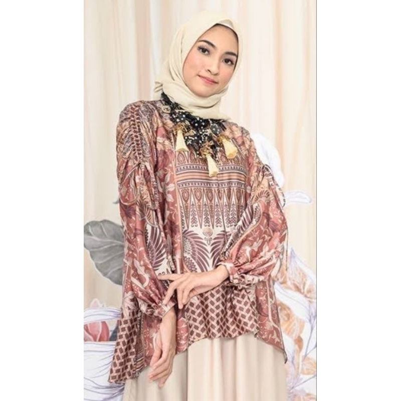 Bira Blouse /atasan wanita julang series size L Wearing Klamby Original/Ori (preloved/PL)