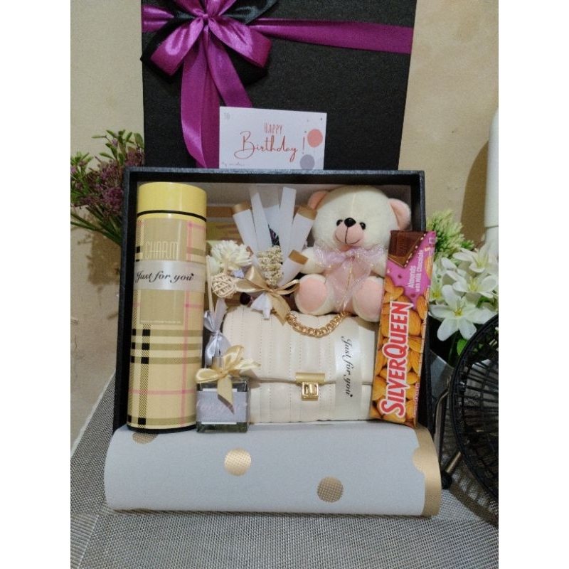 

Hampers Exclusive Tas Wanita Kado Ulang Tahun Tas Special Woman