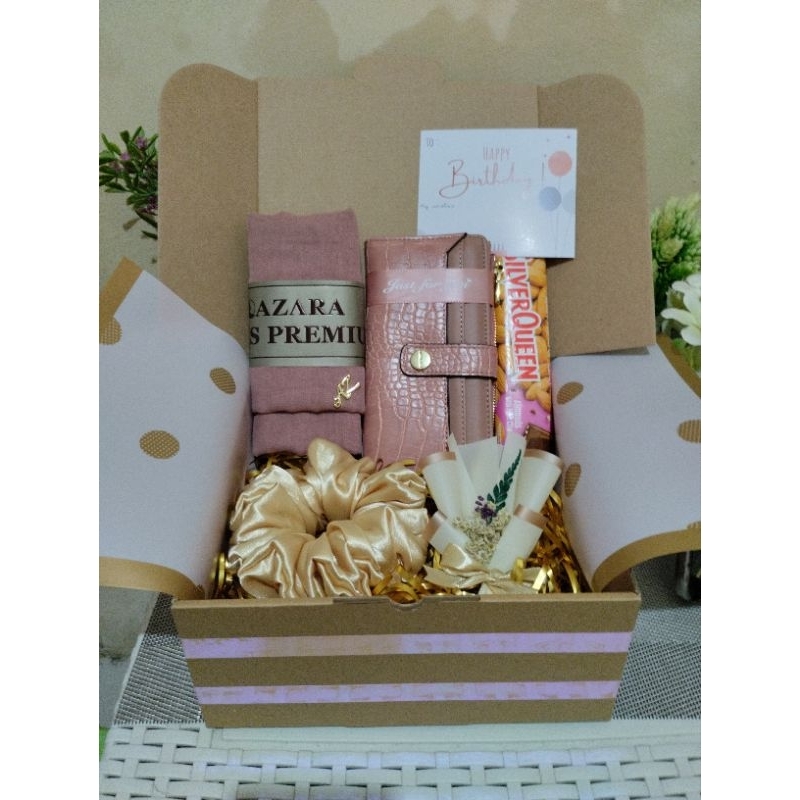 

Hampers Dompet Premium Kado Special Ulang Tahun Istri