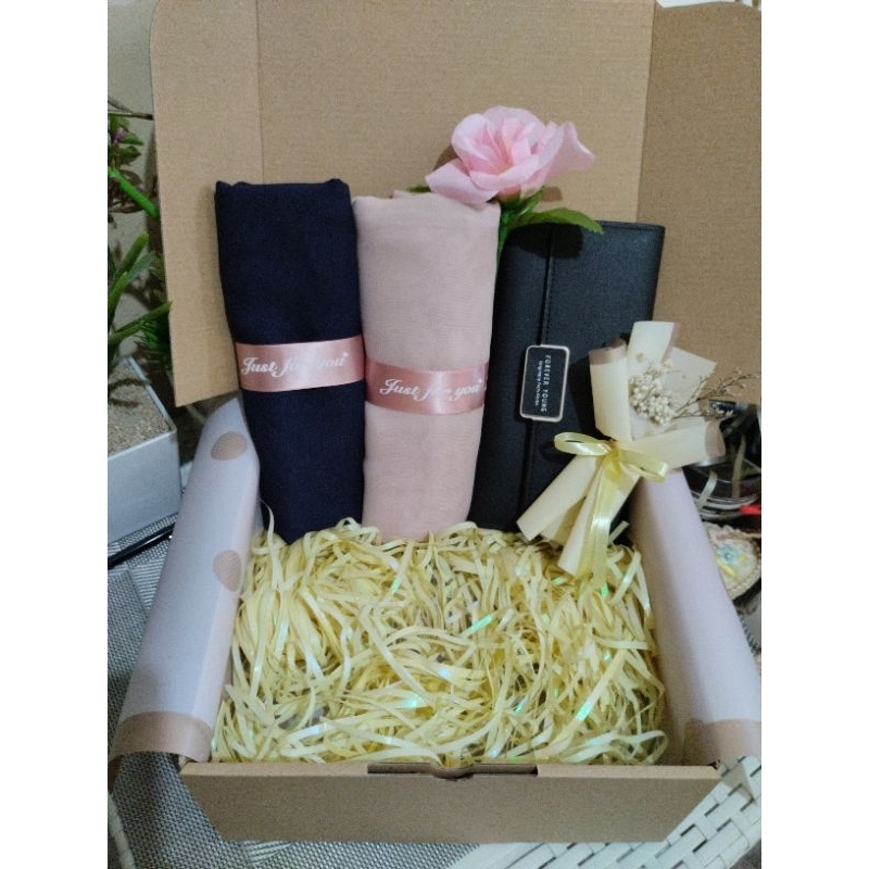 

Hampers Hijab Kado Ulang Tahun Istri Hadiah Special Bestie