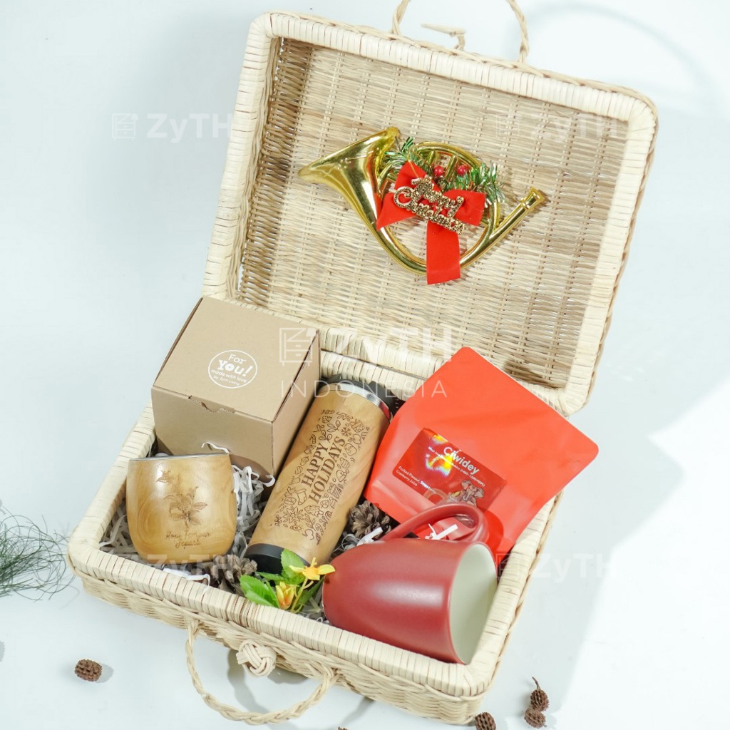 

Kado Natal, Wisuda, Lebaran, Ulang tahun, Paket Hadiah Natal Termurah Aesthetic Berkualitas Ekspor, Hampers, Gift Rattan Suitcase By Zyth Living.