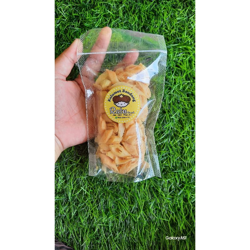 

KERIPIK KULIT LUMPIA Rasa JAGUNG MANIS (Kulumut) 50gr ) / KULUMUT BANDUNG / KULIT LUMPIA IMUT / CEMILAN ENAK