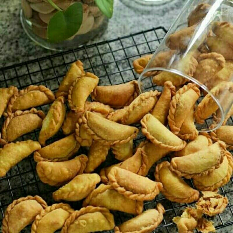 

pastel mini isi abon