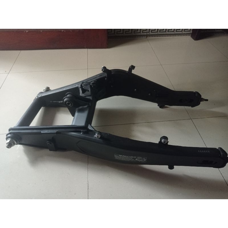 Arm (Swingarm) ZX25R Tahun 2022 Ori copotan motor
