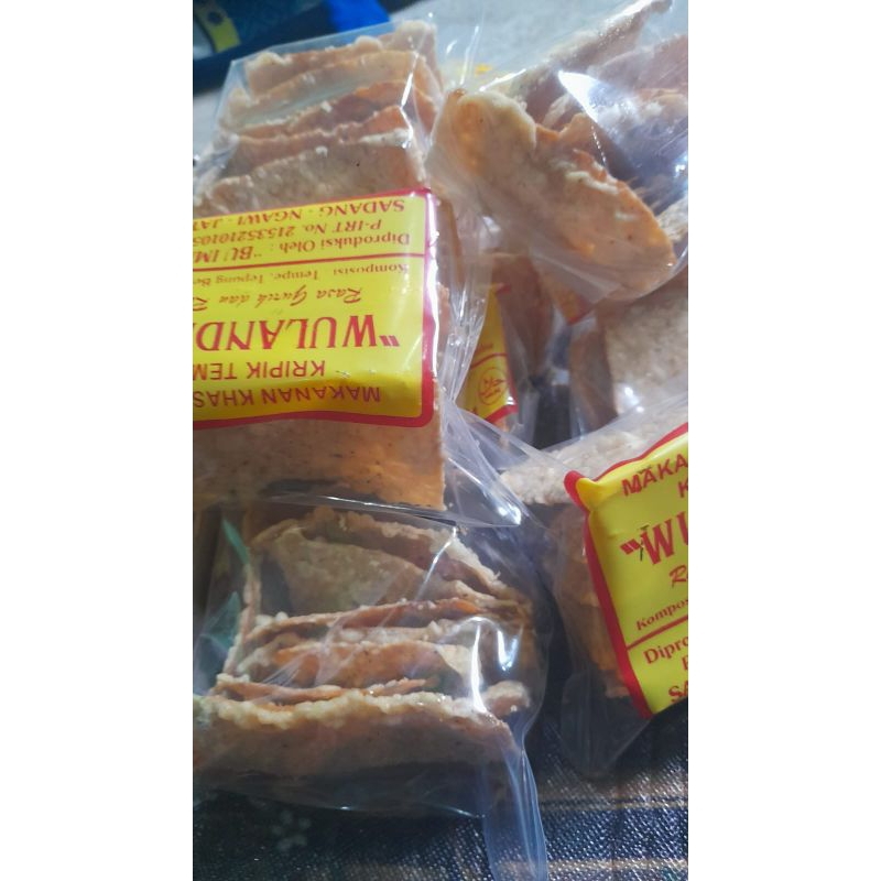 

kripik tempe khas ngawi, 1 besek isi 15 bungkus