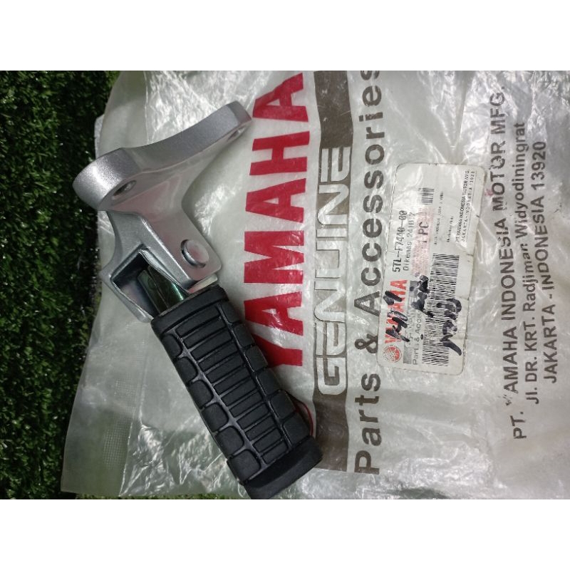 Dudukan Bracket Besi Foot Step belakang paha step belakang (kanan) Mio lama 5TL-F7440-00