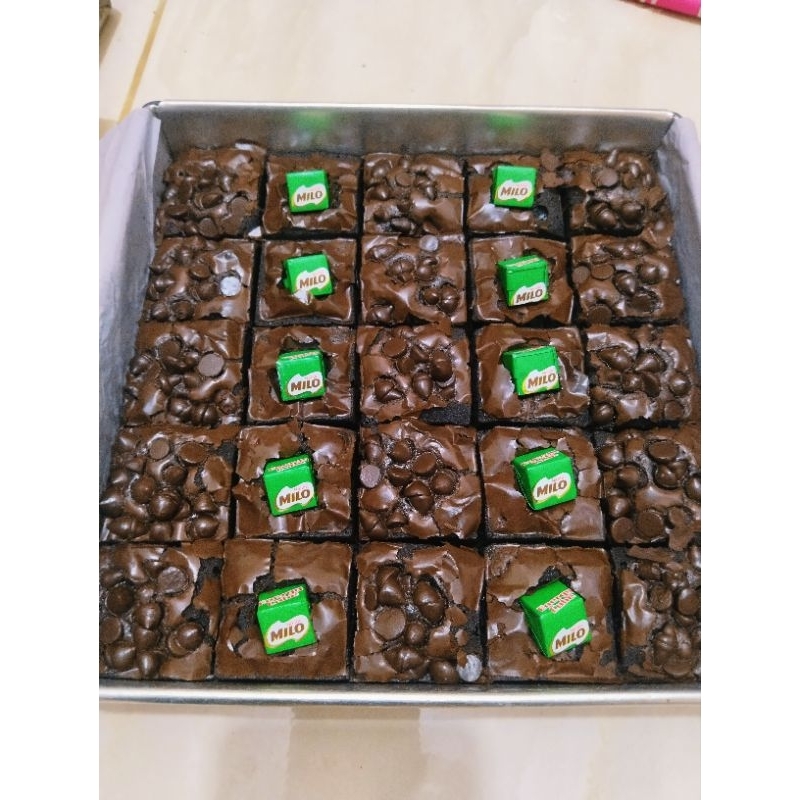 

Brownies FUDGY Dark Cokelat (chococip+coklat Milo)Skat uk 20x20 (isi 25)