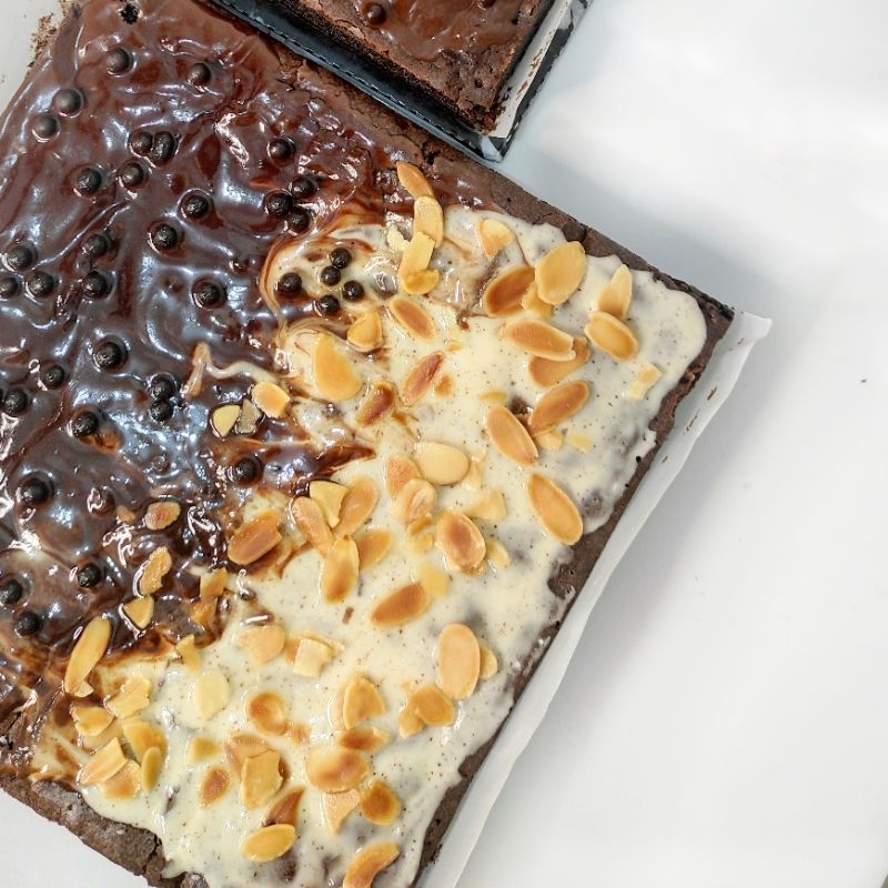 

Wholepan Brownies Choco Krispy Tira Almond Tiny Tasty 20x20