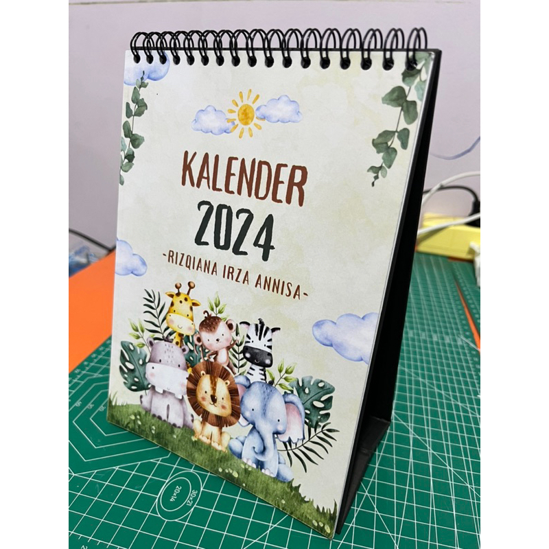 

Custom Cetak Kalender Meja / Kalender Duduk 2024