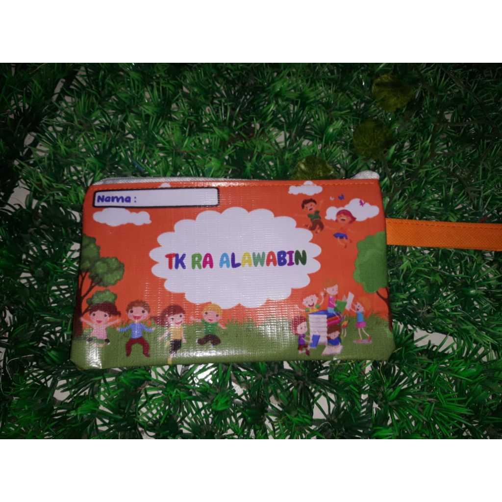 

TEMPAT PENSIL PROMOSI / DOMPET SOUVENIR FREE DESAIN / SOUVENIR ANAK MURAH