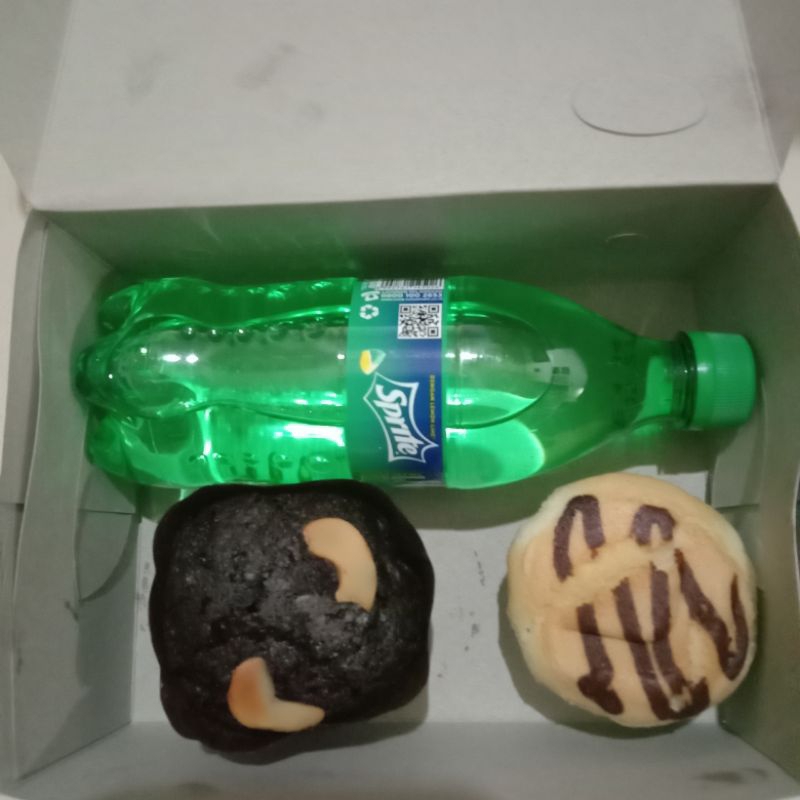 

Bakul ceban paket snack box isi minuman botol 2 kue premium termurah