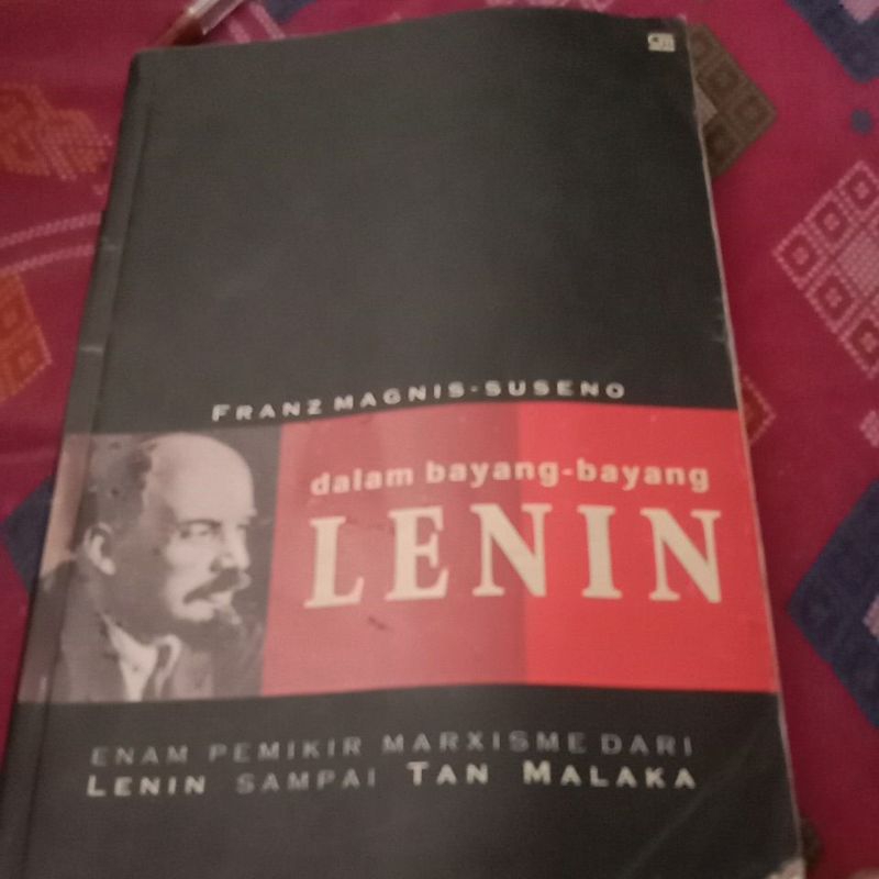 Buku Dalam bayang bayang lenin