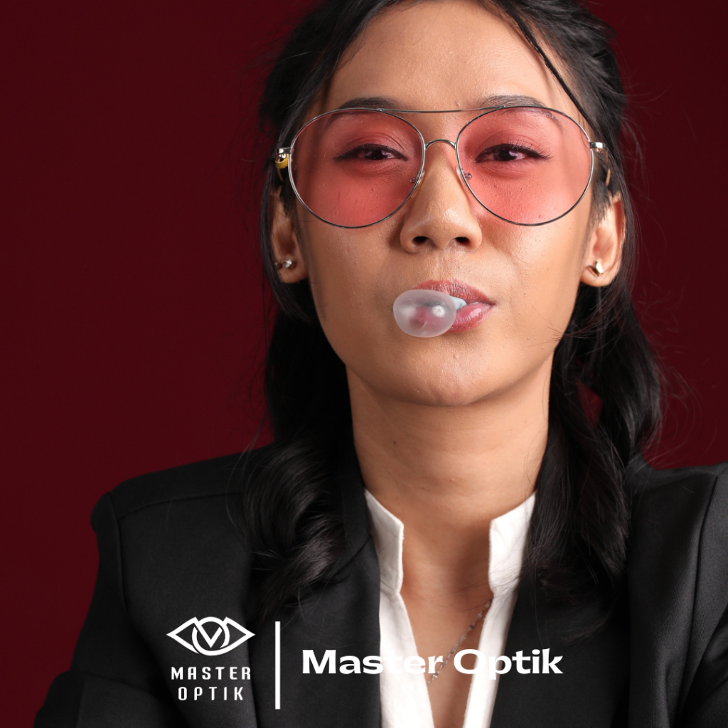 frame kacamata gaya wanita merah muda