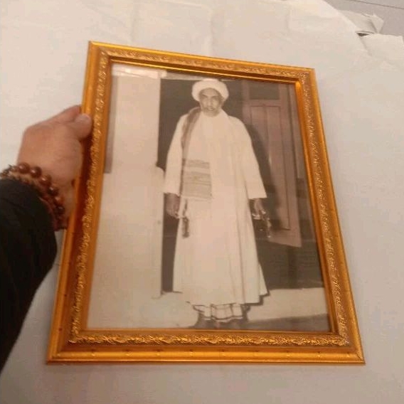 foto komplit dengan pigura Al Habib Alwi bin Ali Al Habsyi simtudduror pajangan rumah islami murah m