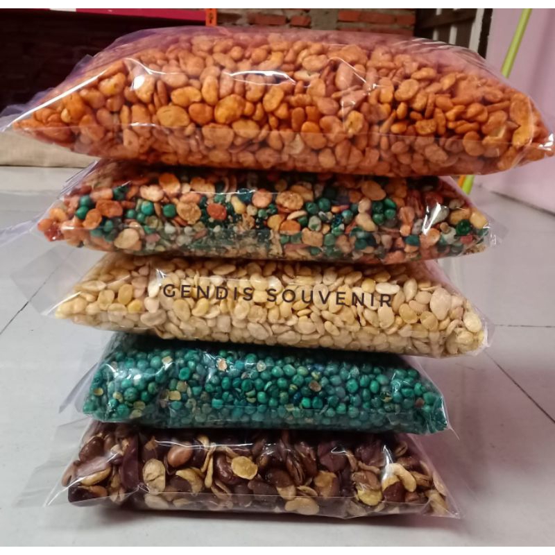 

ANEKA SNACK 1KG KACANG KORO - SUMPIA - USUS CRISPY - MLINJO GENTES