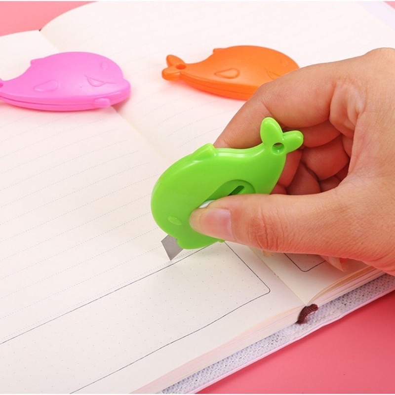 

Cutter Mini Portable Travel / Pisau Pemotong Kertas Mini / Pisau cutter buka paket / pisau travel