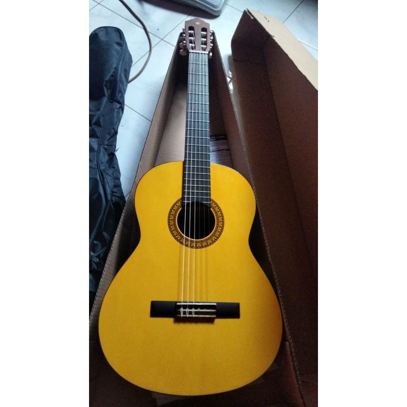 OLSHOP BANJARMASIN- GITAR ORI YAMAHA C315 ORI bonus tas kondisi masih 99% likenew bonus tas