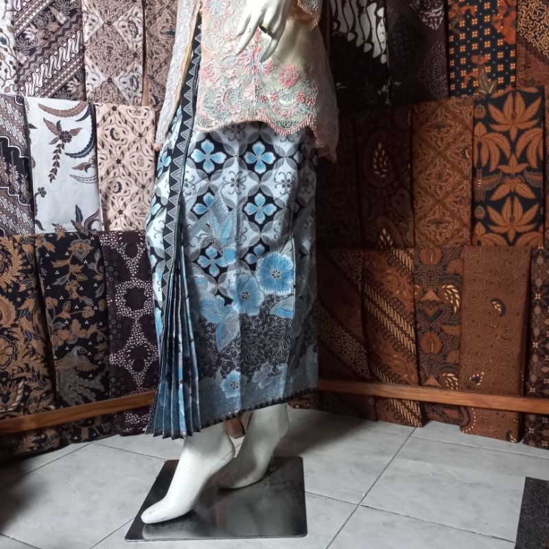 Kain Batik dan Rok Wiru Warna Biru Bawahan Kebaya Dan Beskap Bridesmaid Wisuda Lamaran Among Tamu Pe