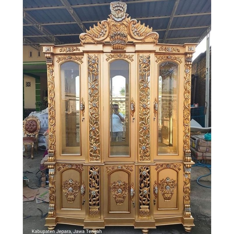 lemari pajangan pintu 3 kaca/bufet pajangan kayu jati finishing cat glod(emas) furniture mebel jati 