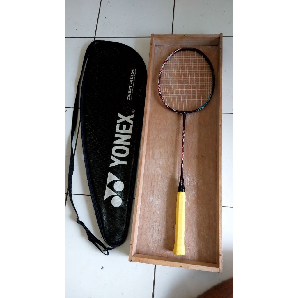 Raket Second Rasa Baru Yonex Astrox 100 ZZ Kurenai