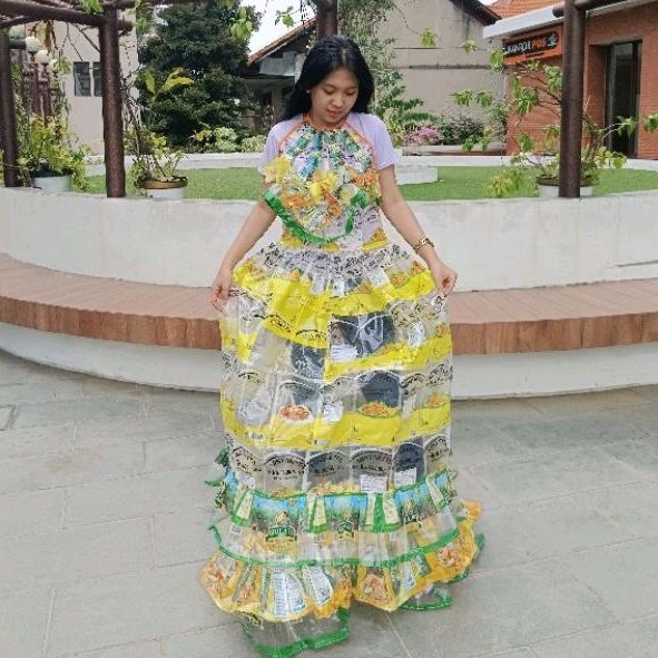 Kostum baju outfit fashion show karnaval wanita dewasa daur ulang plastik