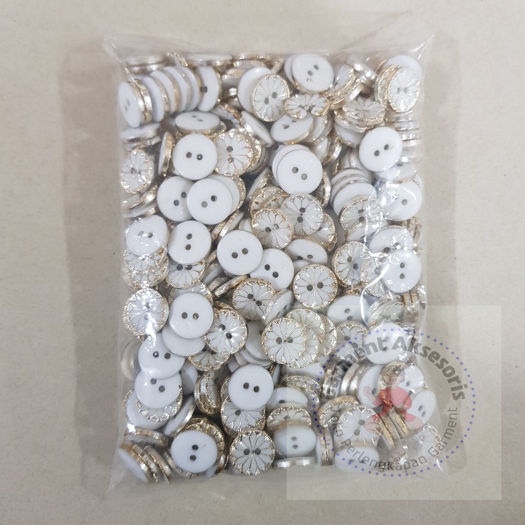 Kancing Kemeja Lubang 2 Bunga Emas Putih 20L (1,3cm) 400pcs / Kancing Baju Motif Bunga Putih Mewah