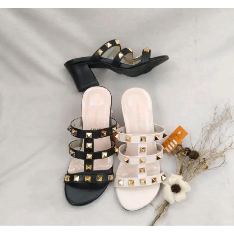 FLATSHOES YONGKI KOMALADI/SANDAL PIRAMID/SANDAL NAGITA SLAVINA/FLATSHOES PIRAMID NAGITA SLAVINA/SAND