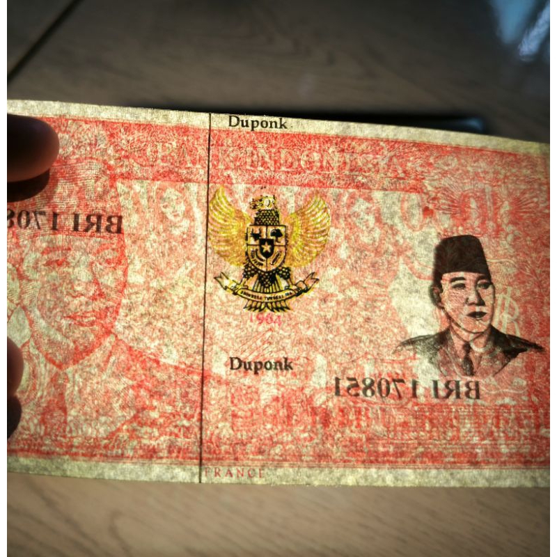 Uang souvenir 1.000 Soekarno melengkung 1964 Watermark DUPONK gambar penari serimpi 7 datar & miring