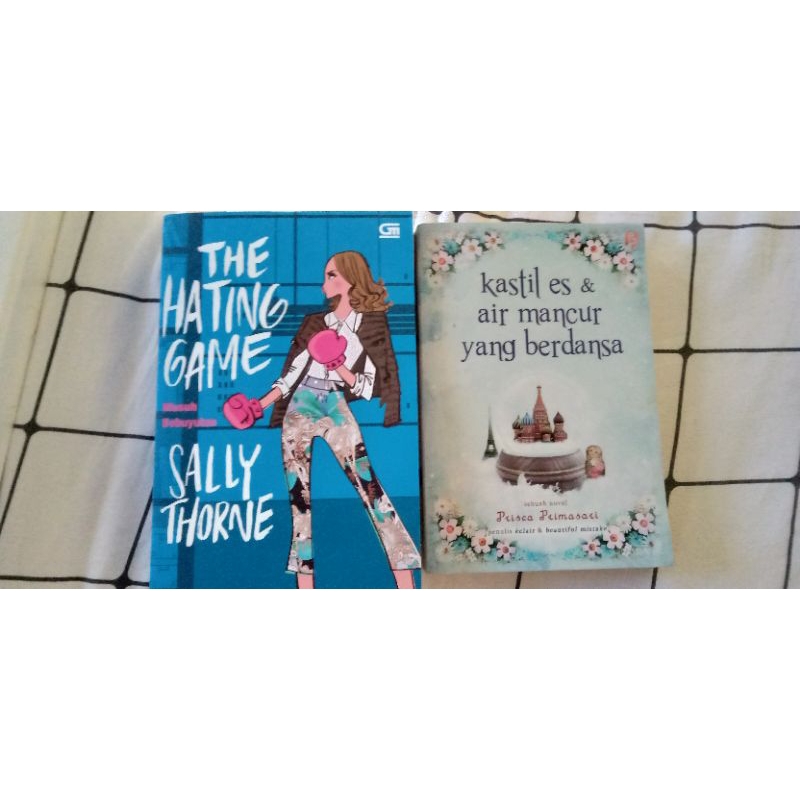 Preloved Novel The Hating Game by Sally Thorne, Kastil Es dan Air Mancur Yang Berdansa
