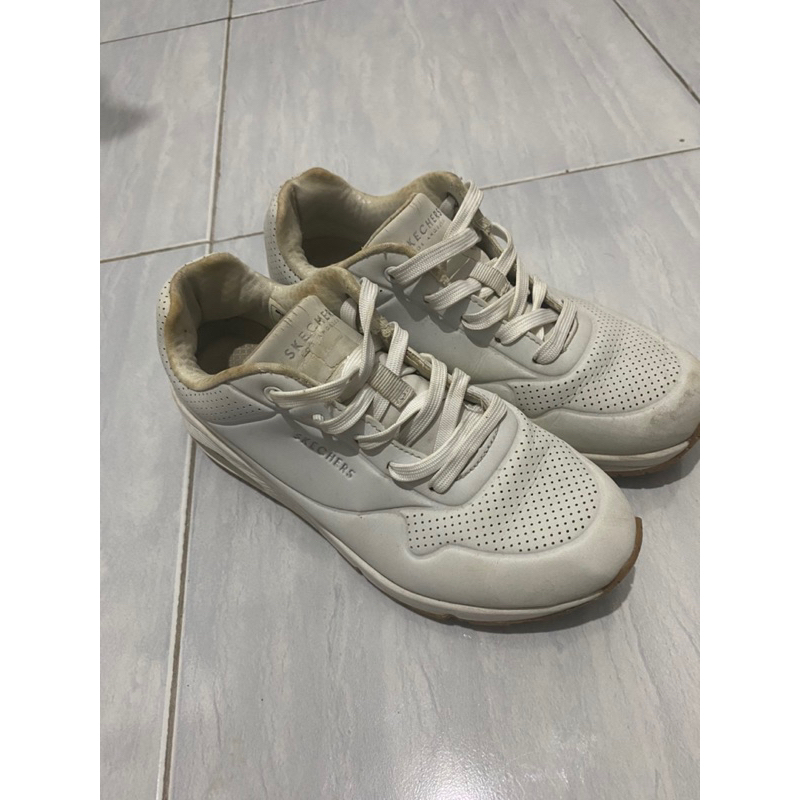 sepatu putih skechers