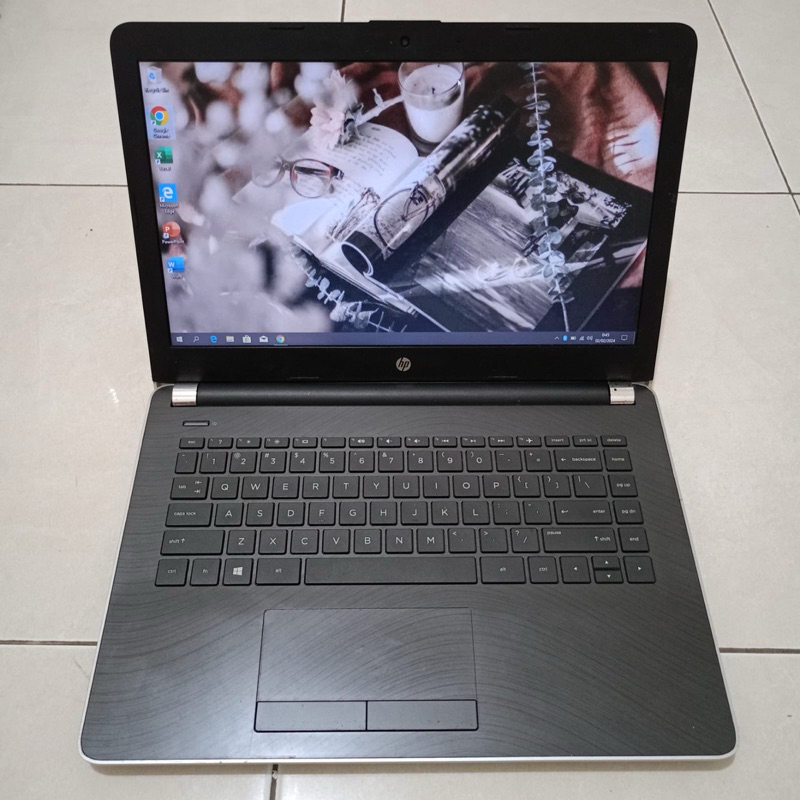 Laptop Merek Hp 14-bw008AU Warna Silver Black.Spek- Window 10 + Office- Processor AMD A4-9120 Ram 8G